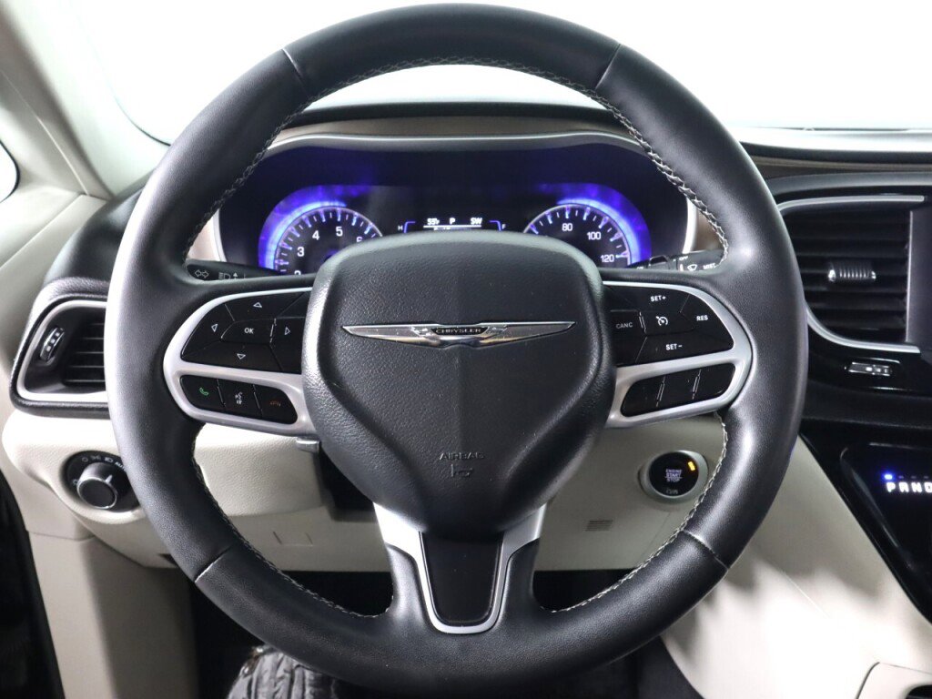 Used 2022 Chrysler Voyager LX image 11