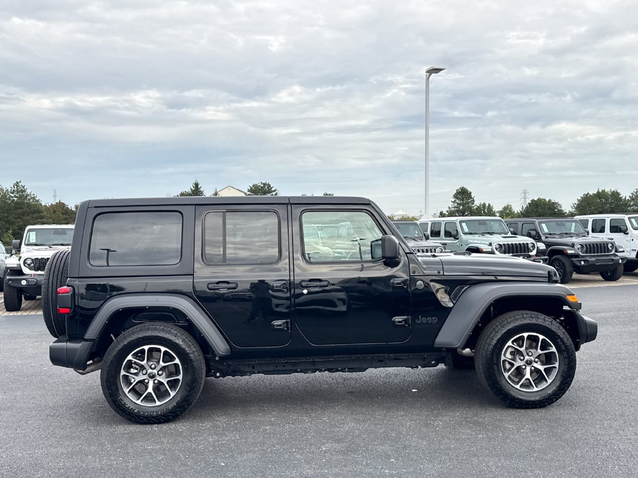 Used 2024 Jeep Wrangler Unlimited Sport AWD/4WD image 2