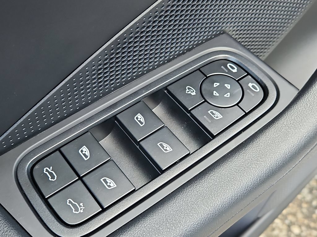 Certified 2025 Porsche Macan 4 Electric AWD/4WD image 32