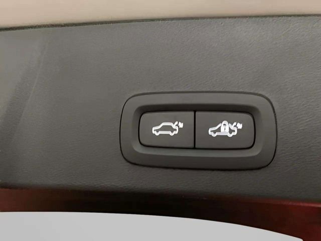 Used 2025 Volvo XC40 B5 Plus image 44