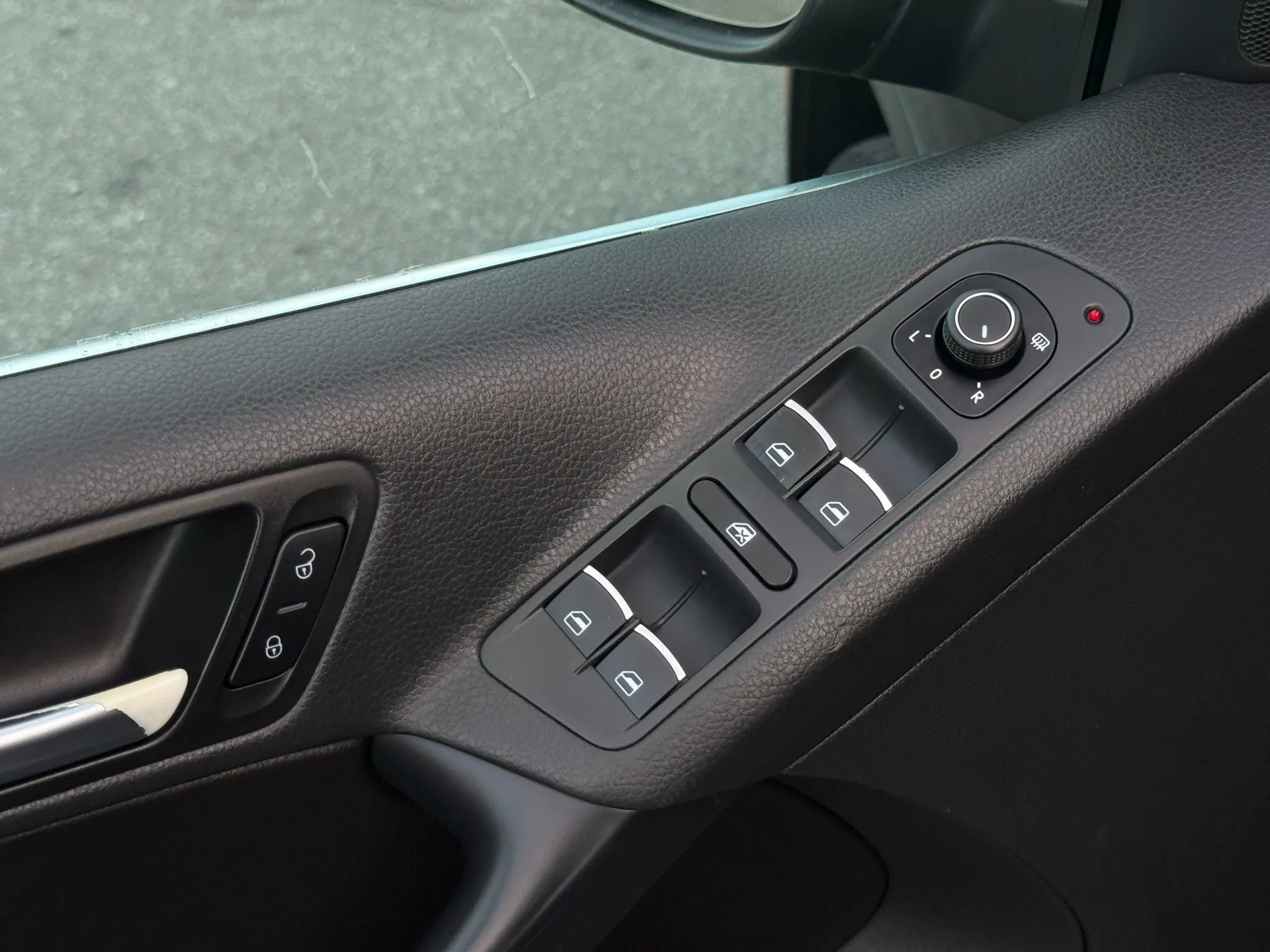 Used 2017 Volkswagen Tiguan Wolfsburg Edition image 18