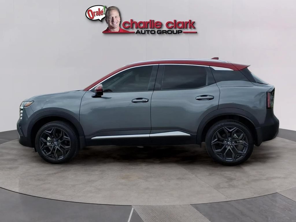 Used 2025 Nissan Kicks SR FWD image 2