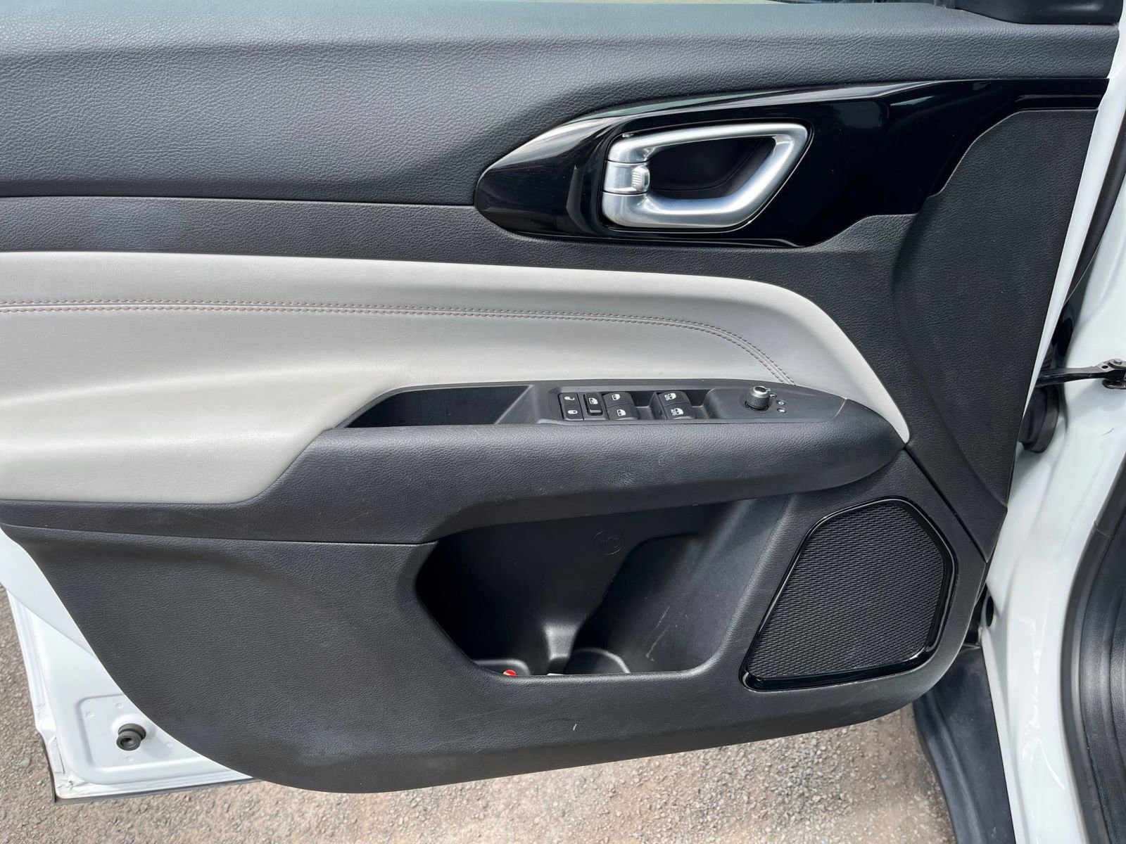 Used 2025 Jeep Compass Limited image 18