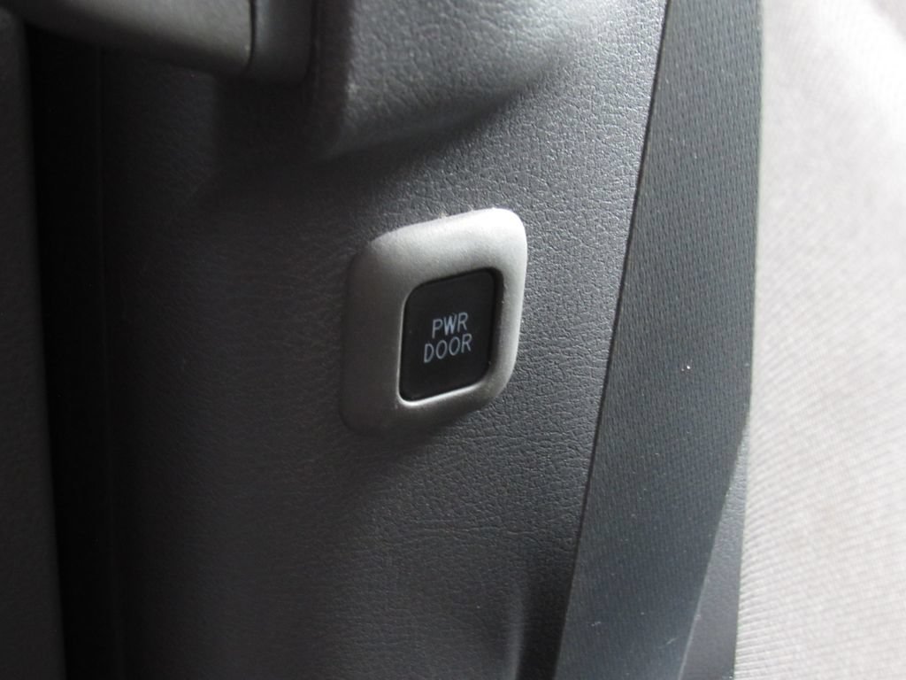 Used 2024 Toyota Sienna LE AWD/4WD image 33