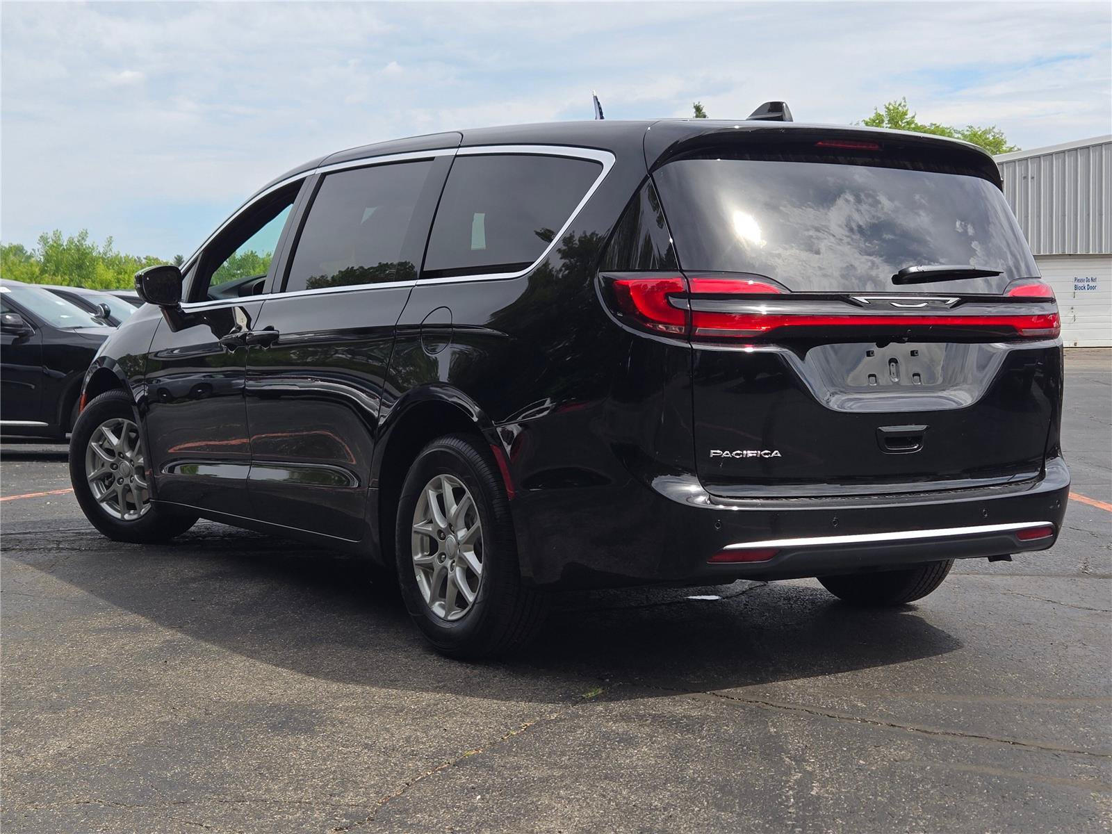 New 2027 Chrysler Pacifica Select FWD image 13