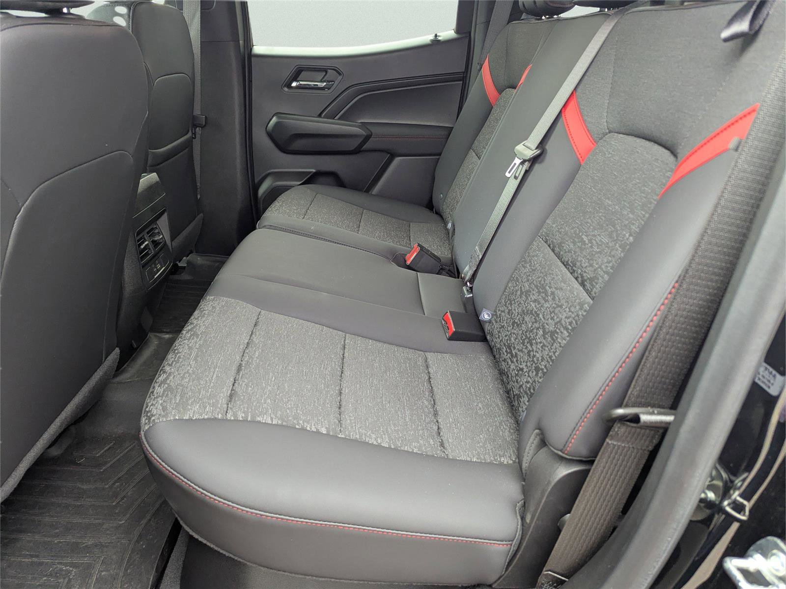 Used 2024 Chevrolet Colorado Z71 w/ Z71 Convenience Package 2 image 13