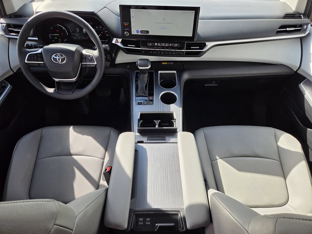 Used 2025 Toyota Sienna XLE FWD image 13