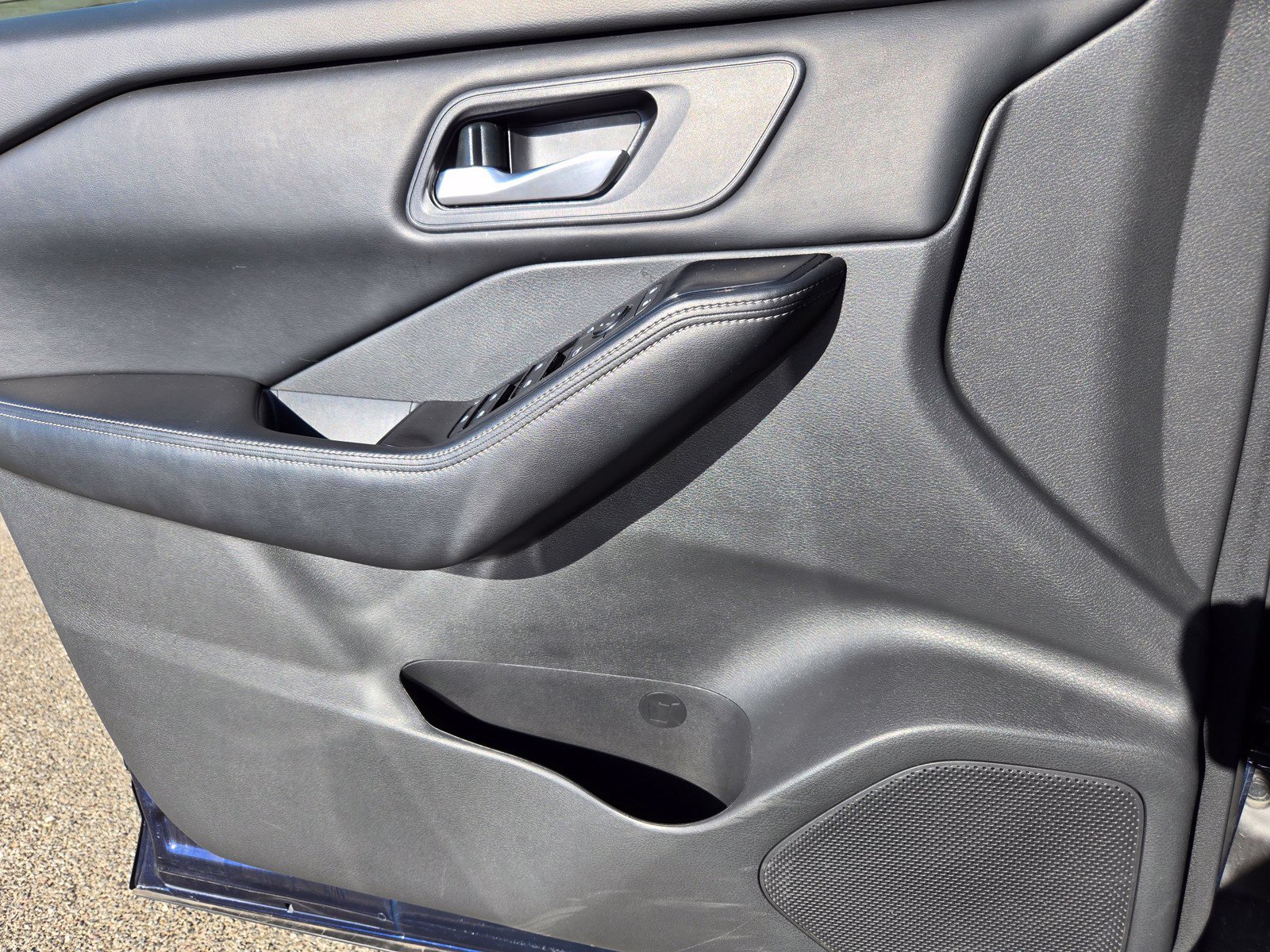 Used 2025 Nissan Rogue SV FWD image 15