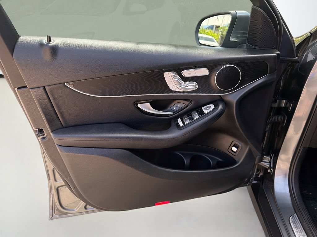 Used 2018 Mercedes-Benz GLC 300 4MATIC w/ Premium Package image 20