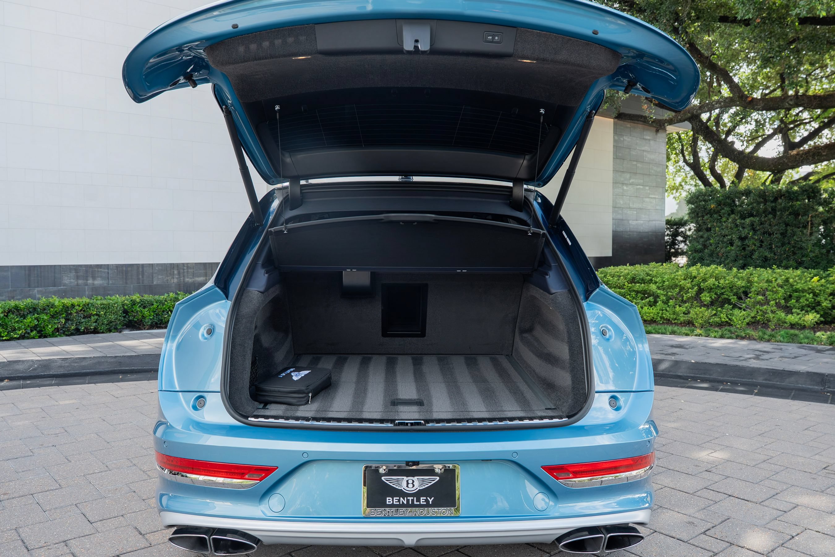 Certified 2025 Bentley Bentayga Extended Wheelbase AWD/4WD image 15