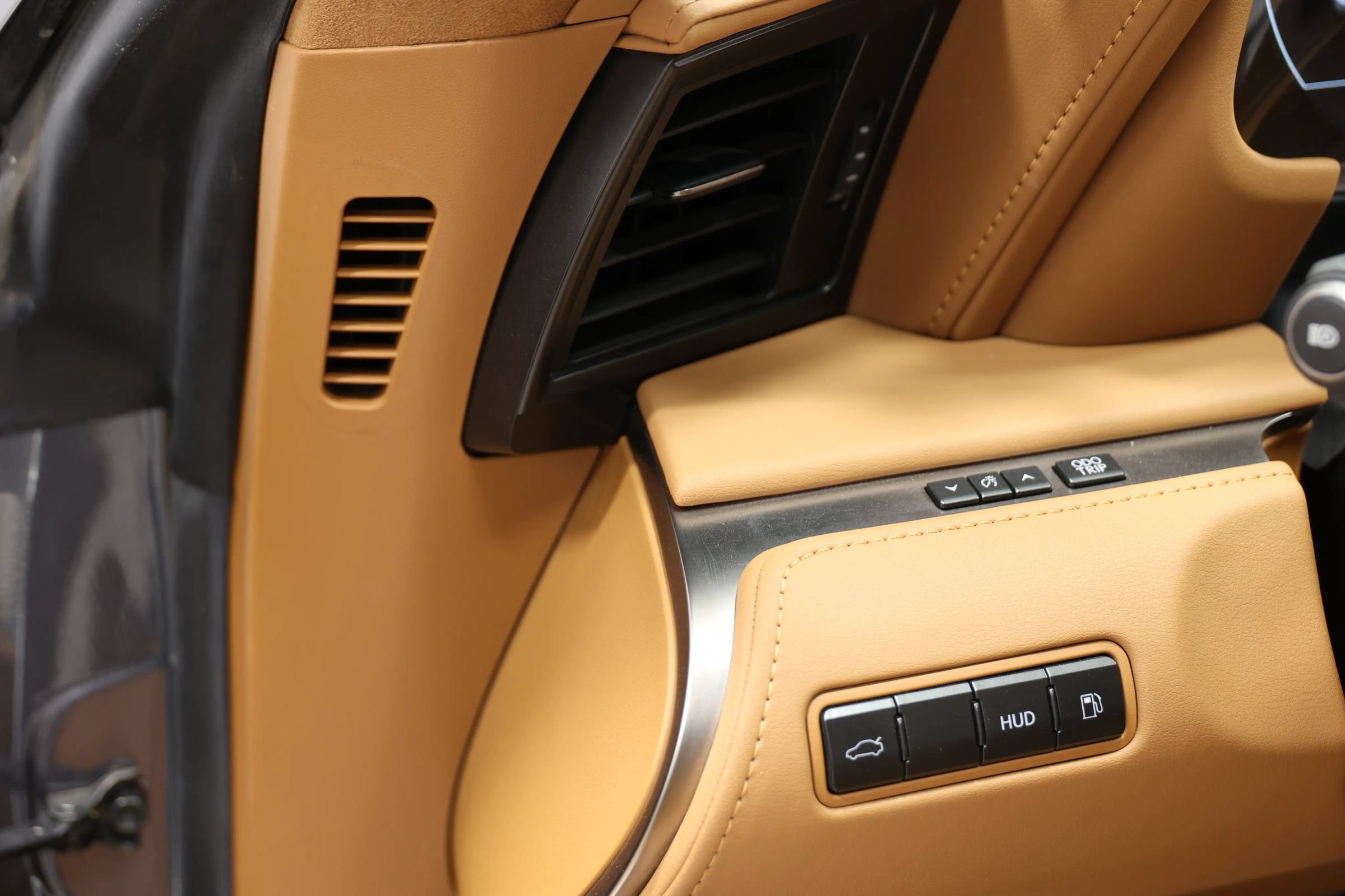 Used 2025 Lexus LC 500 Coupe w/ Touring Package RWD image 21
