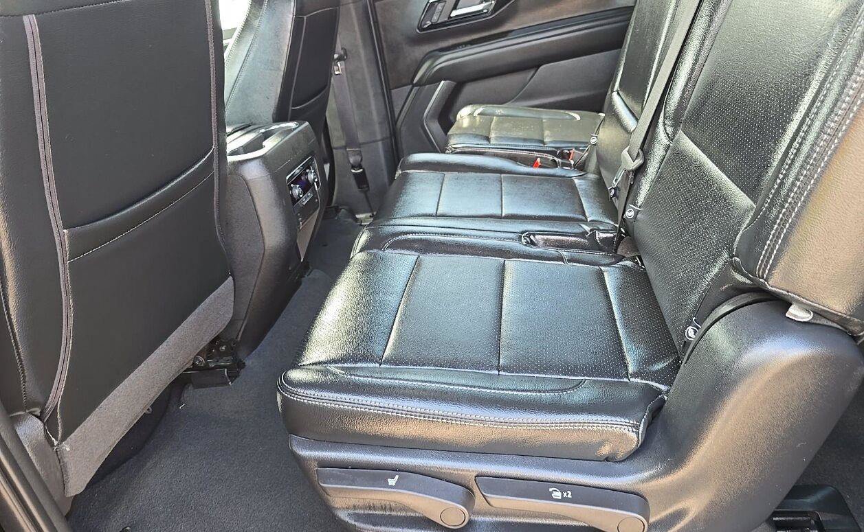 Used 2025 Chevrolet Suburban LS RWD image 6