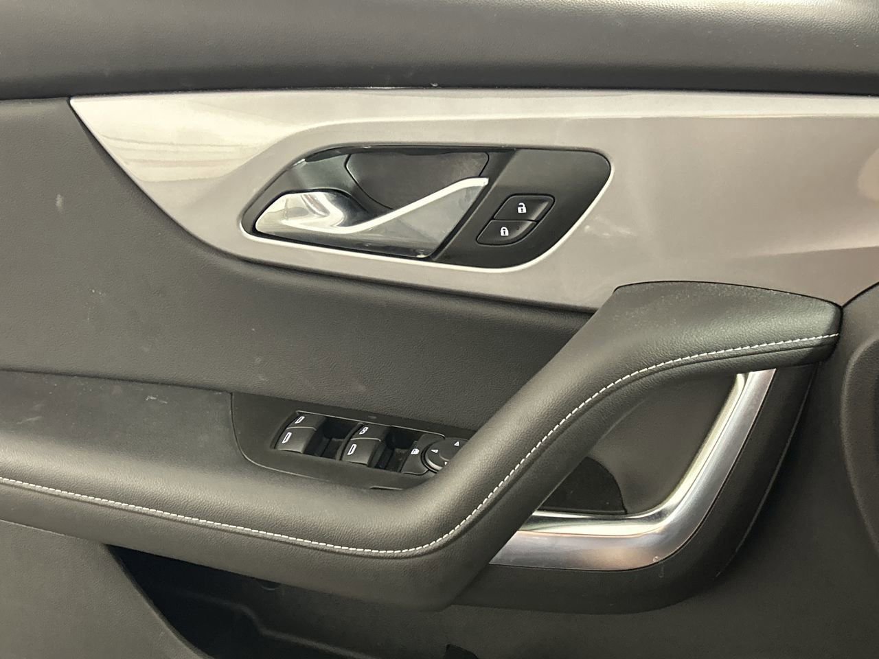 Used 2025 Chevrolet Blazer LT FWD image 18