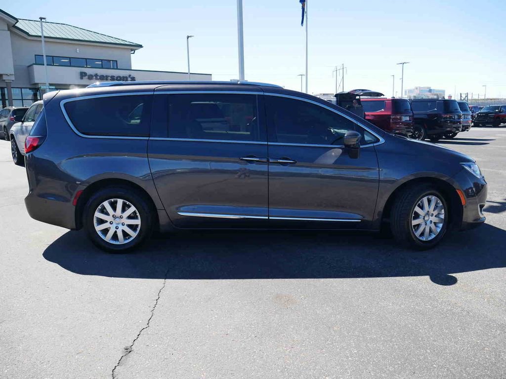 Used 2019 Chrysler Pacifica Touring-L w/ Advanced Safetytec Group image 21