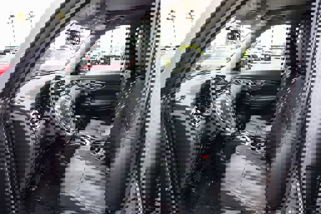 Used 2016 Nissan Rogue SL w/ SL Premium Package image 16