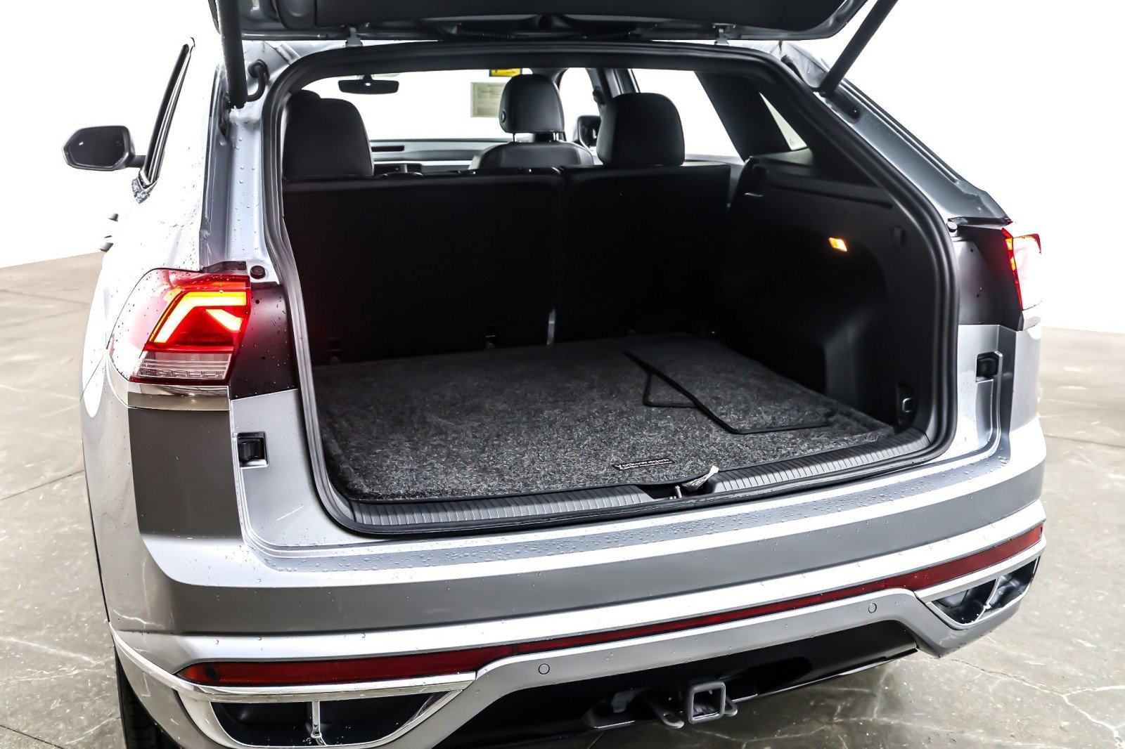 Used 2021 Volkswagen Atlas Cross Sport SE w/ V6 Towing Package image 22