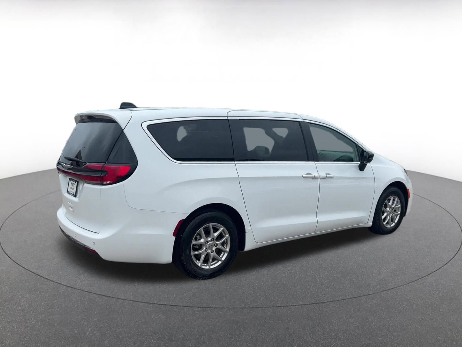 Used 2024 Chrysler Pacifica Touring-L image 15