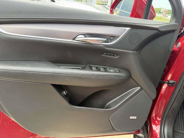 Used 2019 Cadillac XT5 Luxury w/ LPO, Black Ice Package AWD/4WD image 17