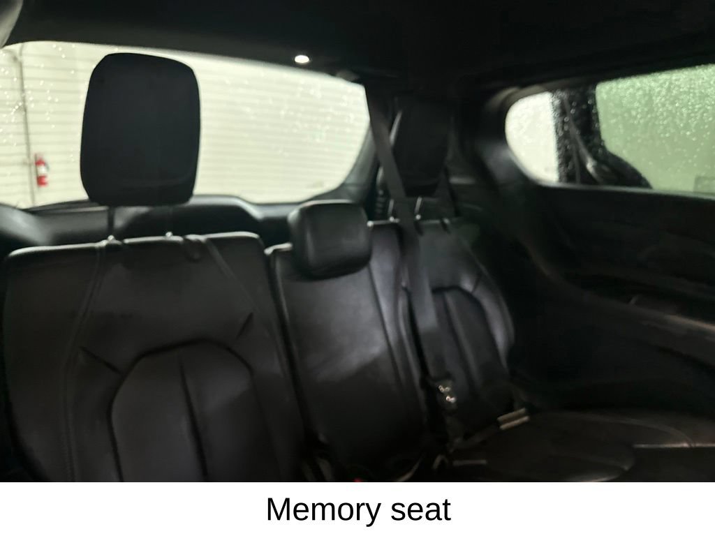 Used 2025 Chrysler Pacifica Select FWD image 25