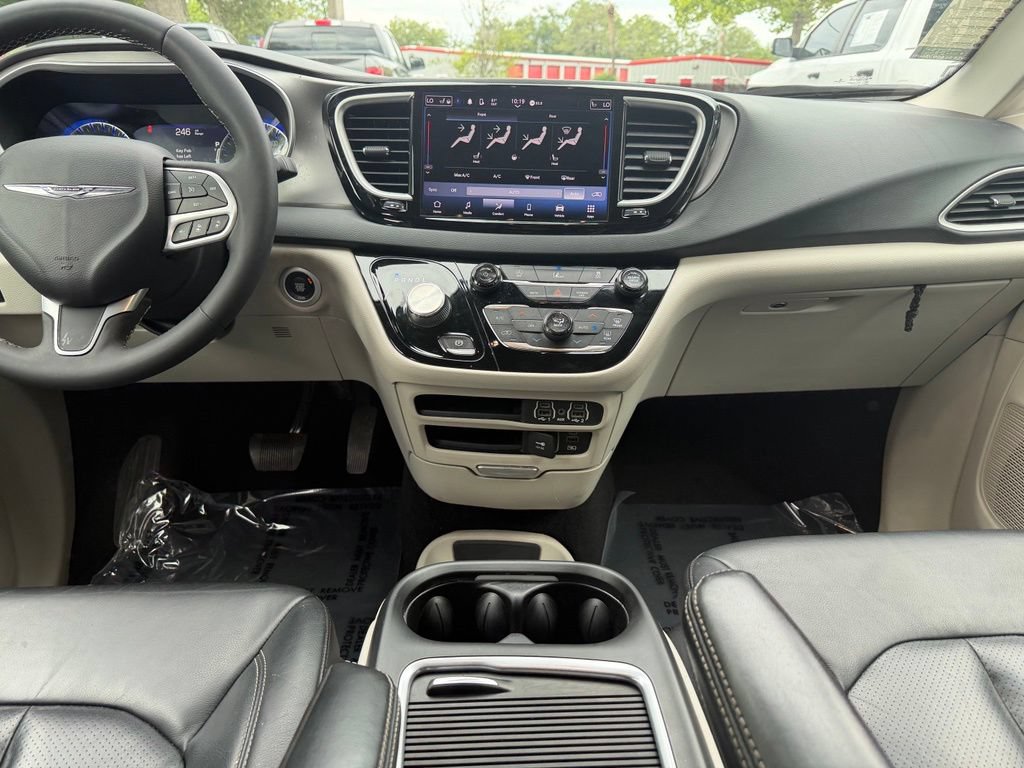 Used 2022 Chrysler Pacifica Touring-L FWD image 13