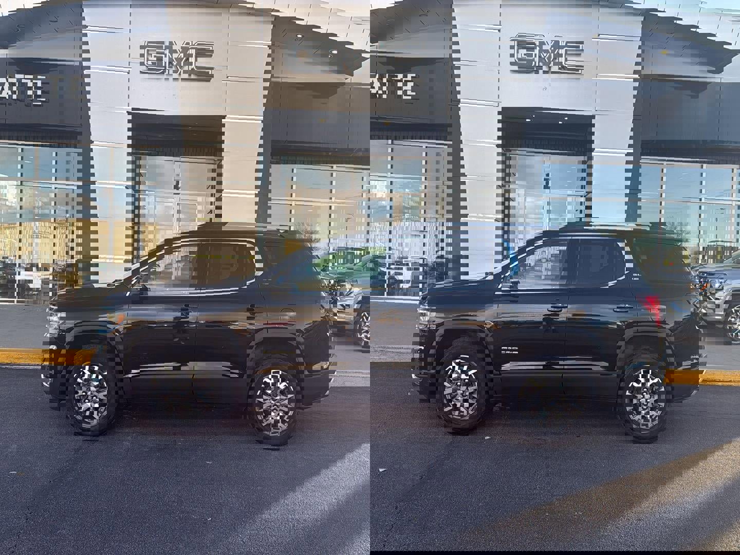 Used 2023 GMC Acadia SLE w/ Driver Convenience Package image 1