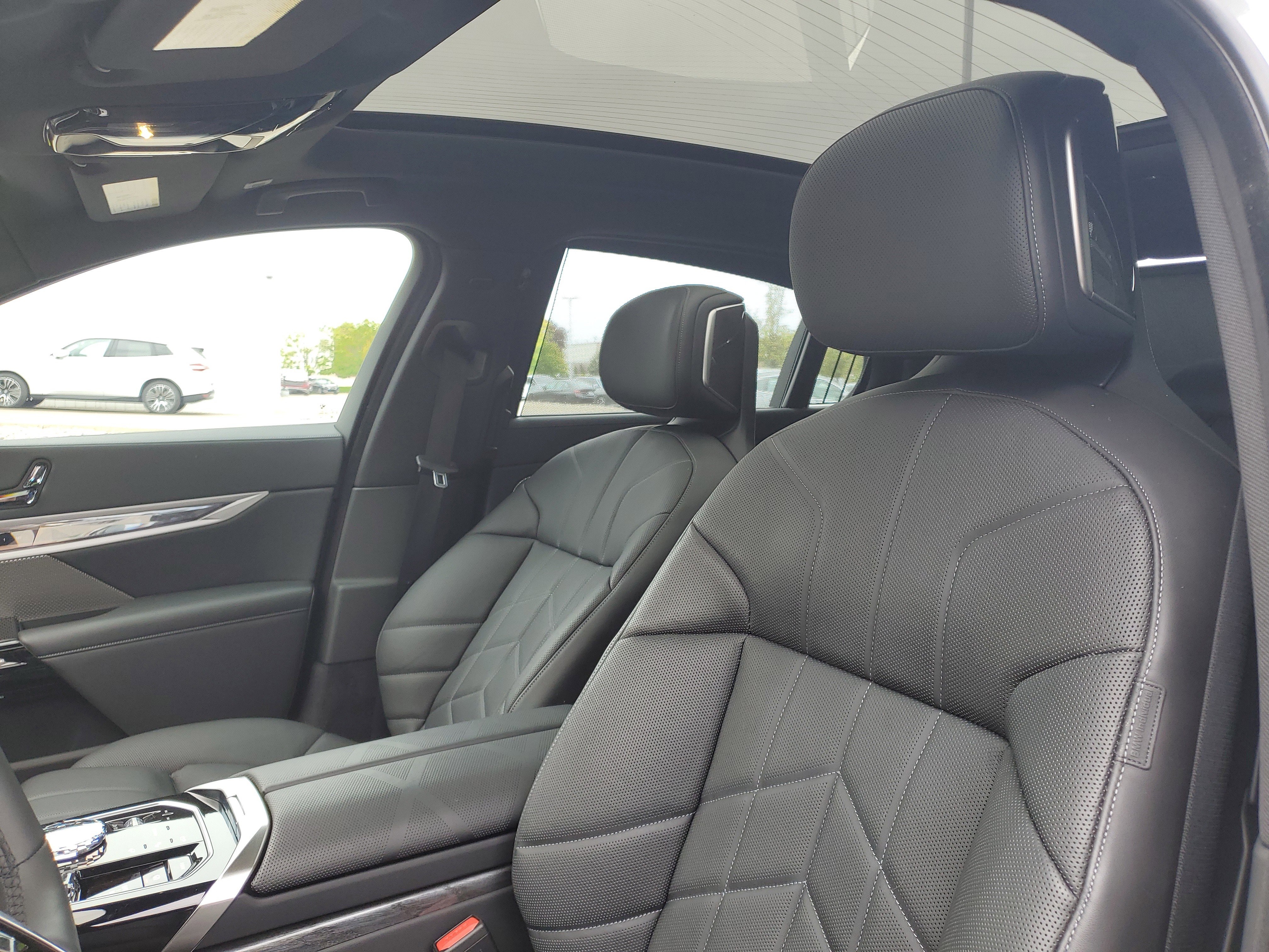 Certified 2023 BMW i7 xDrive60 AWD/4WD image 7