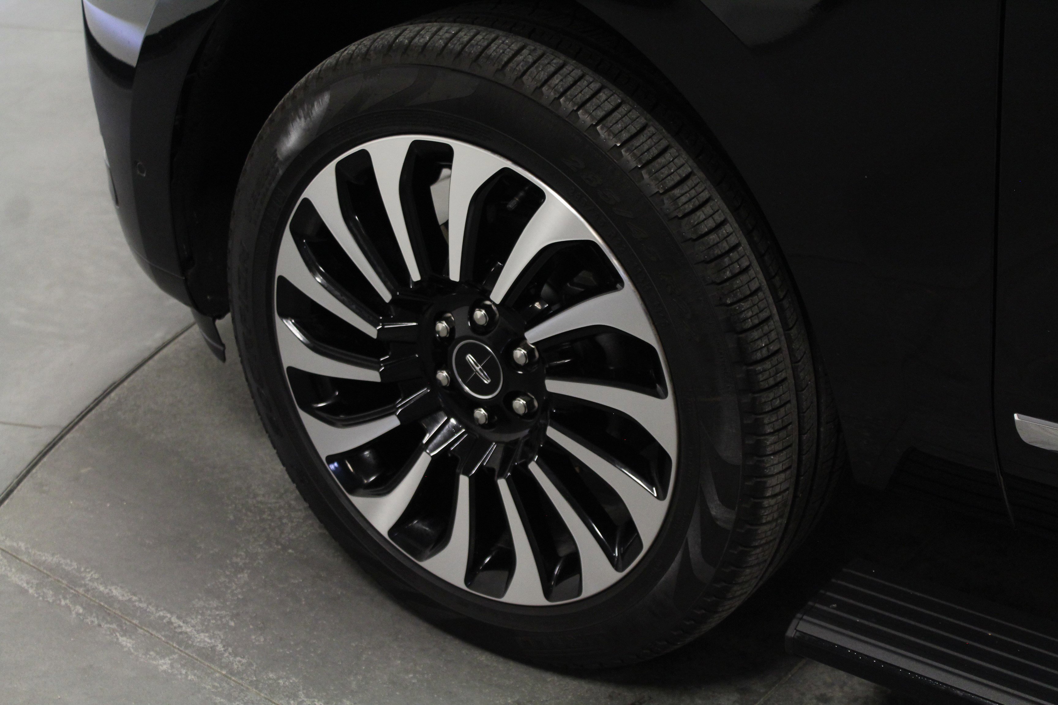 Used 2024 Lincoln Navigator Reserve image 10