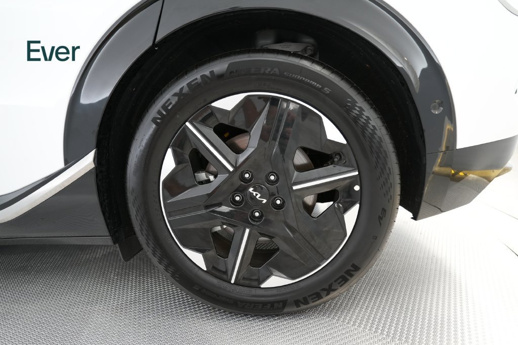 Used 2025 Kia EV6 Wind RWD image 9