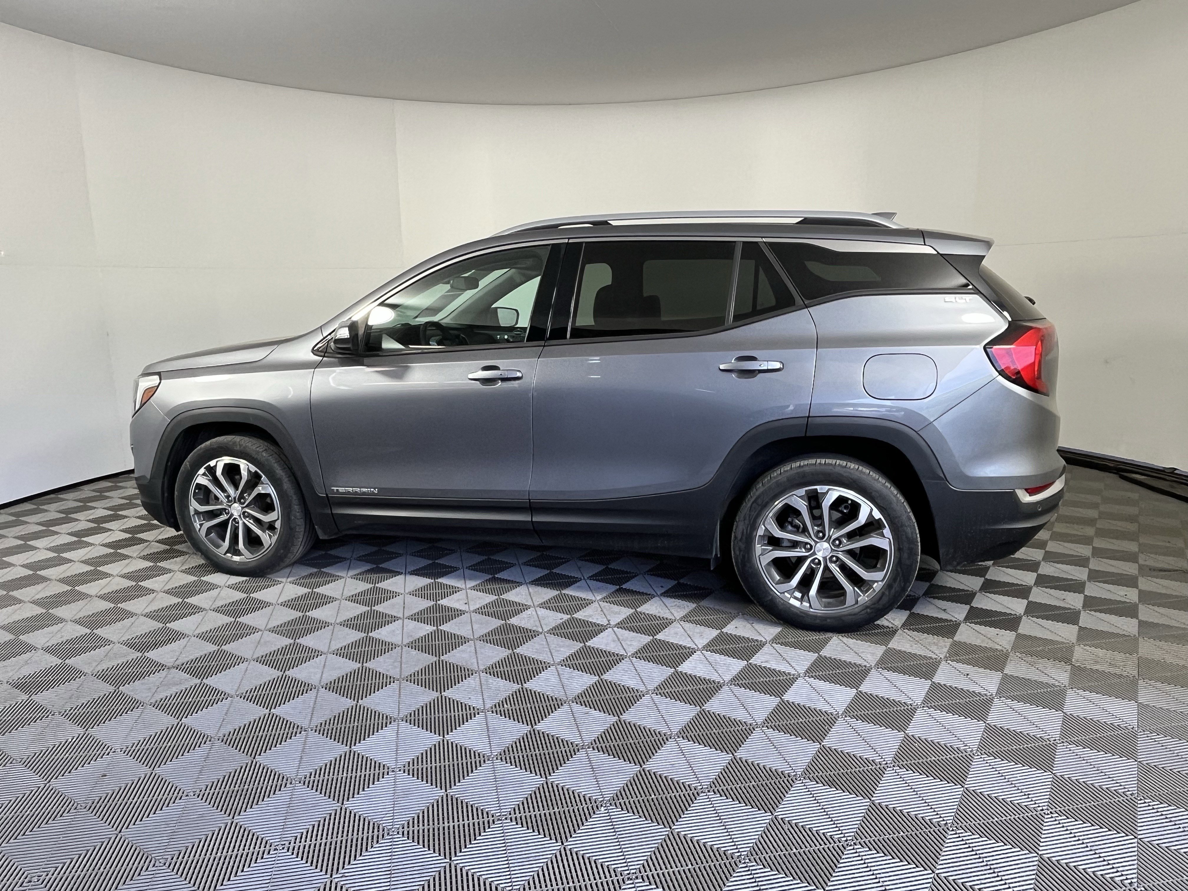 Used 2019 GMC Terrain SLT w/ Preferred Package AWD/4WD image 2