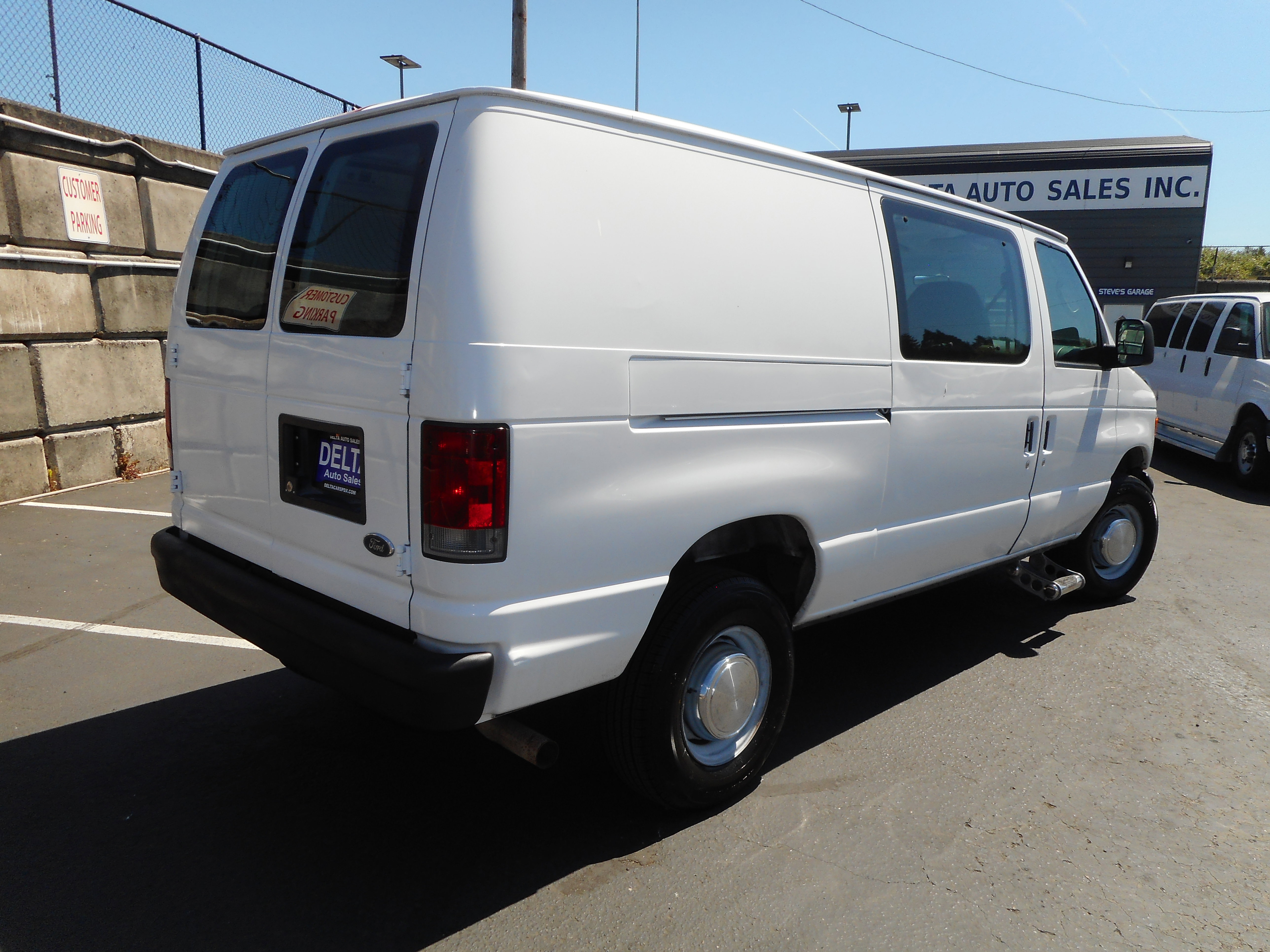 Used 2004 Ford E-350 and Econoline 350 Super Duty RWD image 9