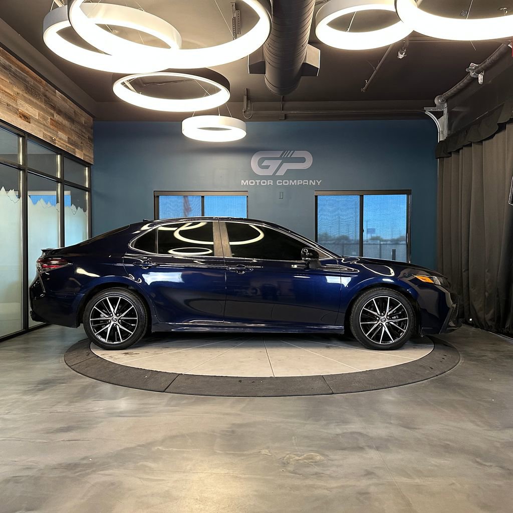 Used 2022 Toyota Camry SE image 2