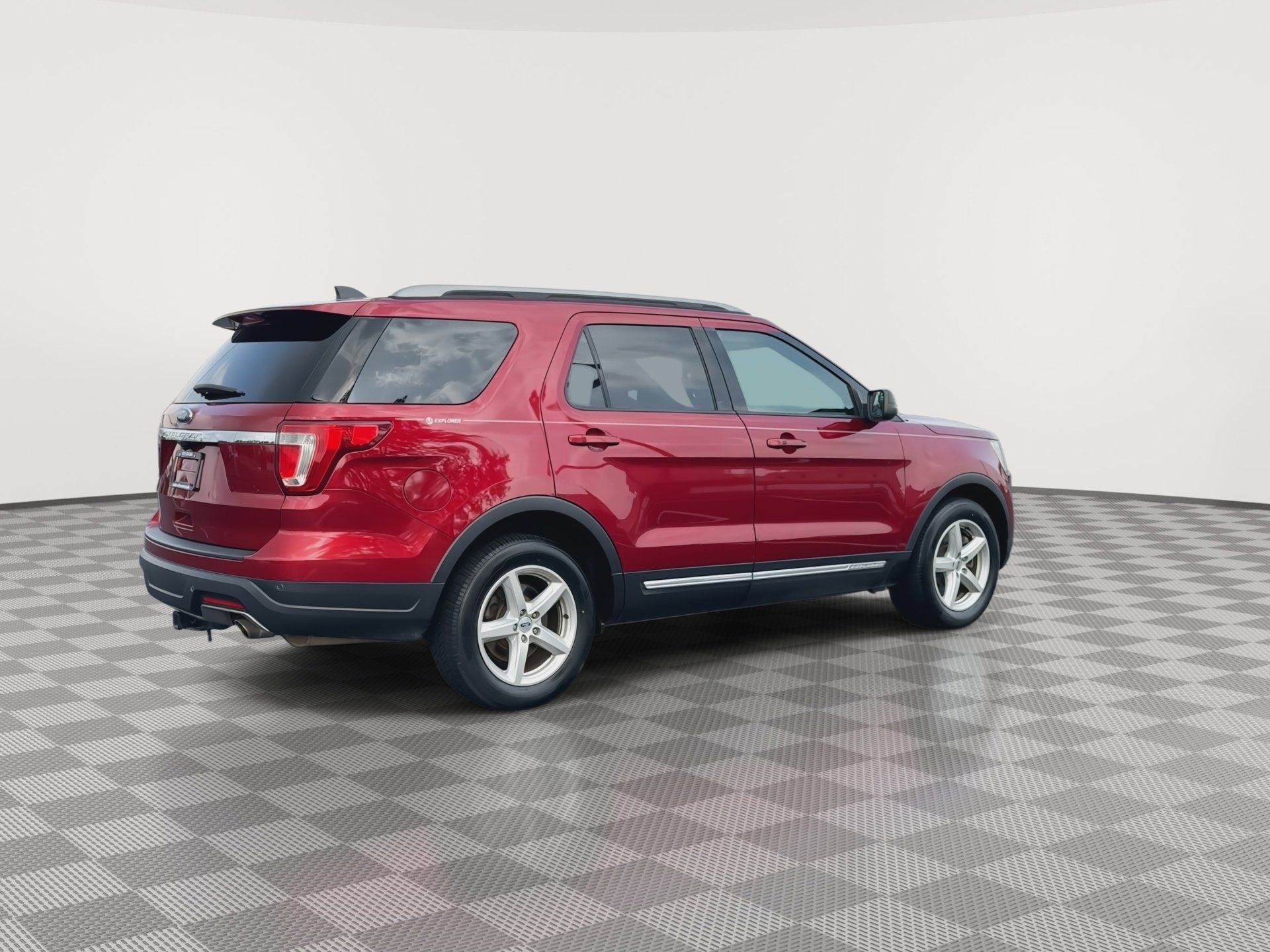 Used 2018 Ford Explorer XLT FWD image 8
