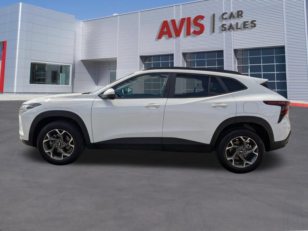 Used 2025 Chevrolet Trax LT w/ LT Convenience Package FWD image 2