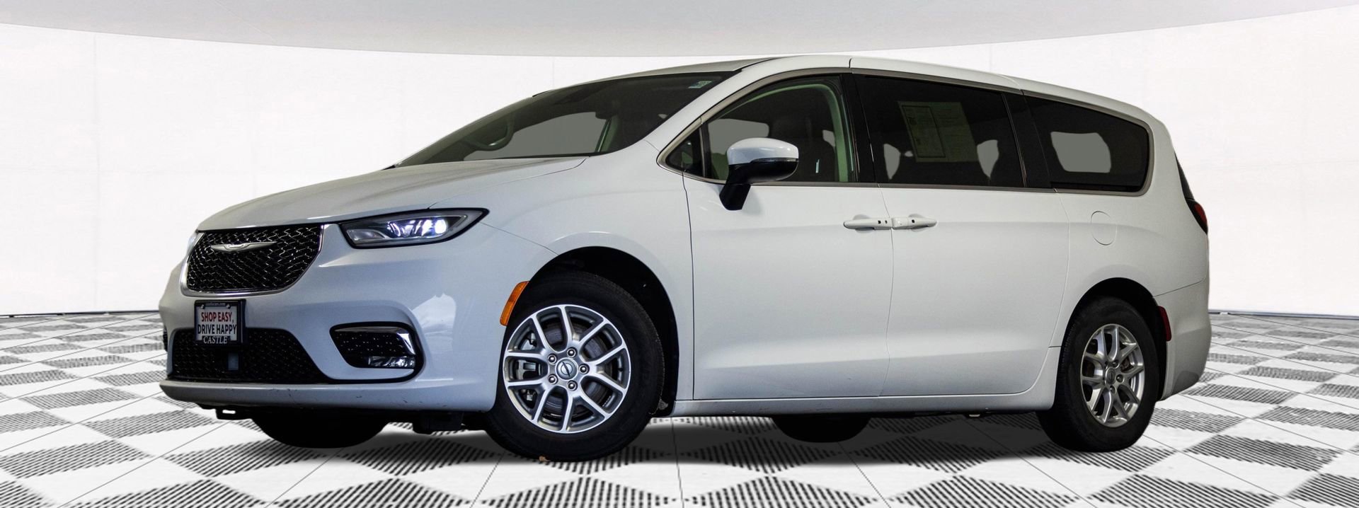 Used 2023 Chrysler Pacifica Touring-L image 2