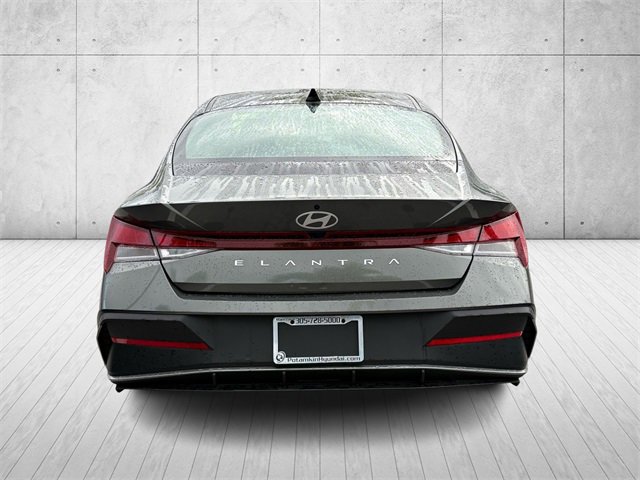 Used 2025 Hyundai Elantra SE image 4