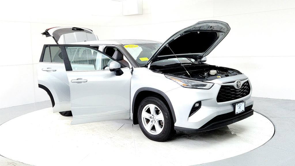 Used 2023 Toyota Highlander LE AWD/4WD image 12