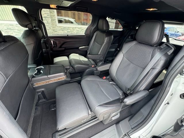 Used 2025 Toyota Sienna Platinum AWD/4WD image 17