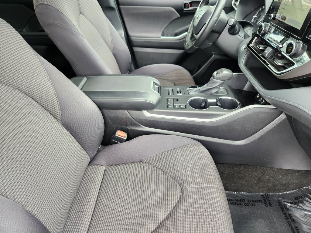 Used 2025 Toyota Highlander LE AWD/4WD image 5