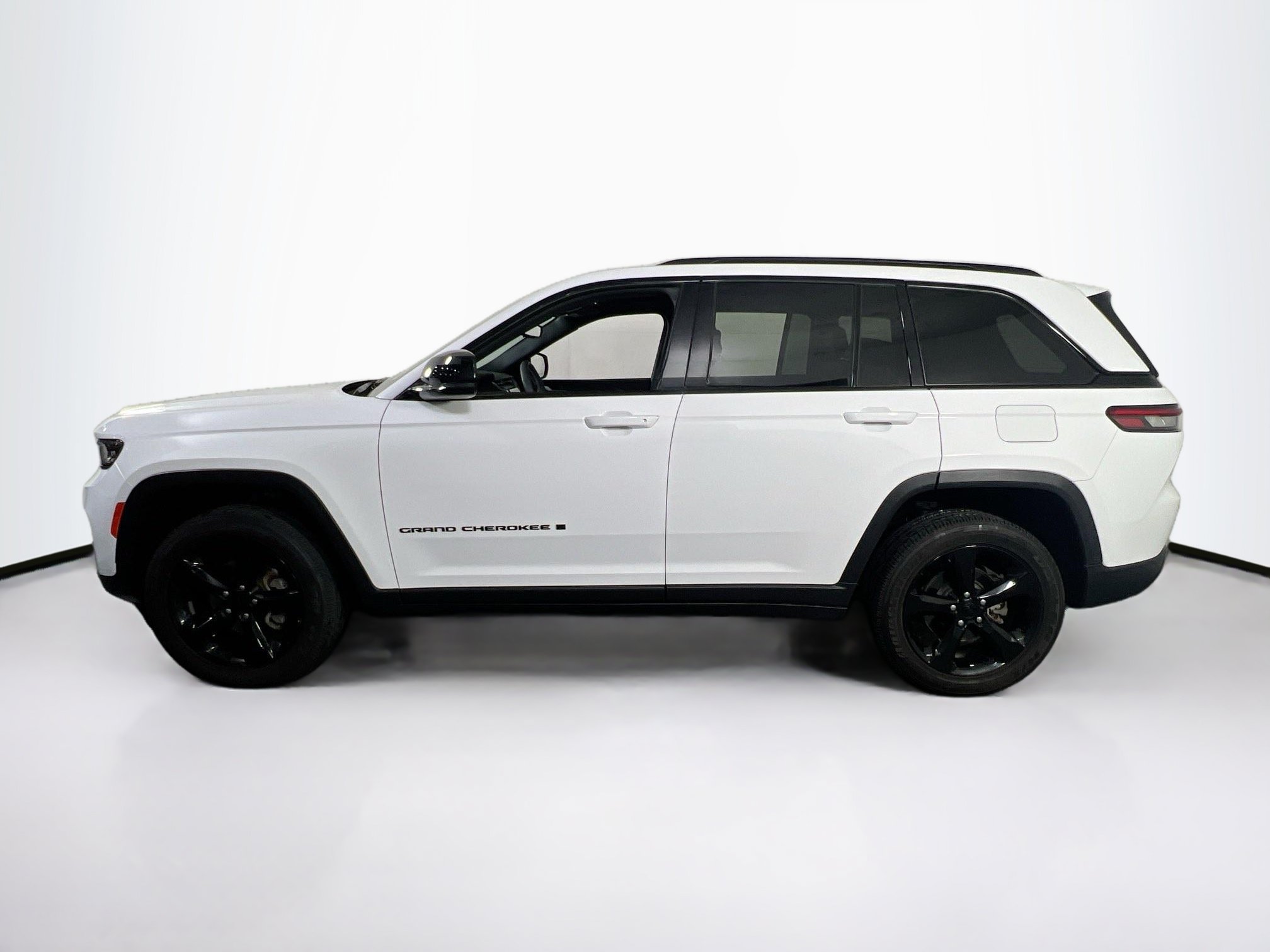 Used 2023 Jeep Grand Cherokee Altitude AWD/4WD image 8