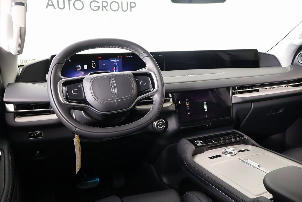 New 2026 Lincoln Navigator Premiere image 2