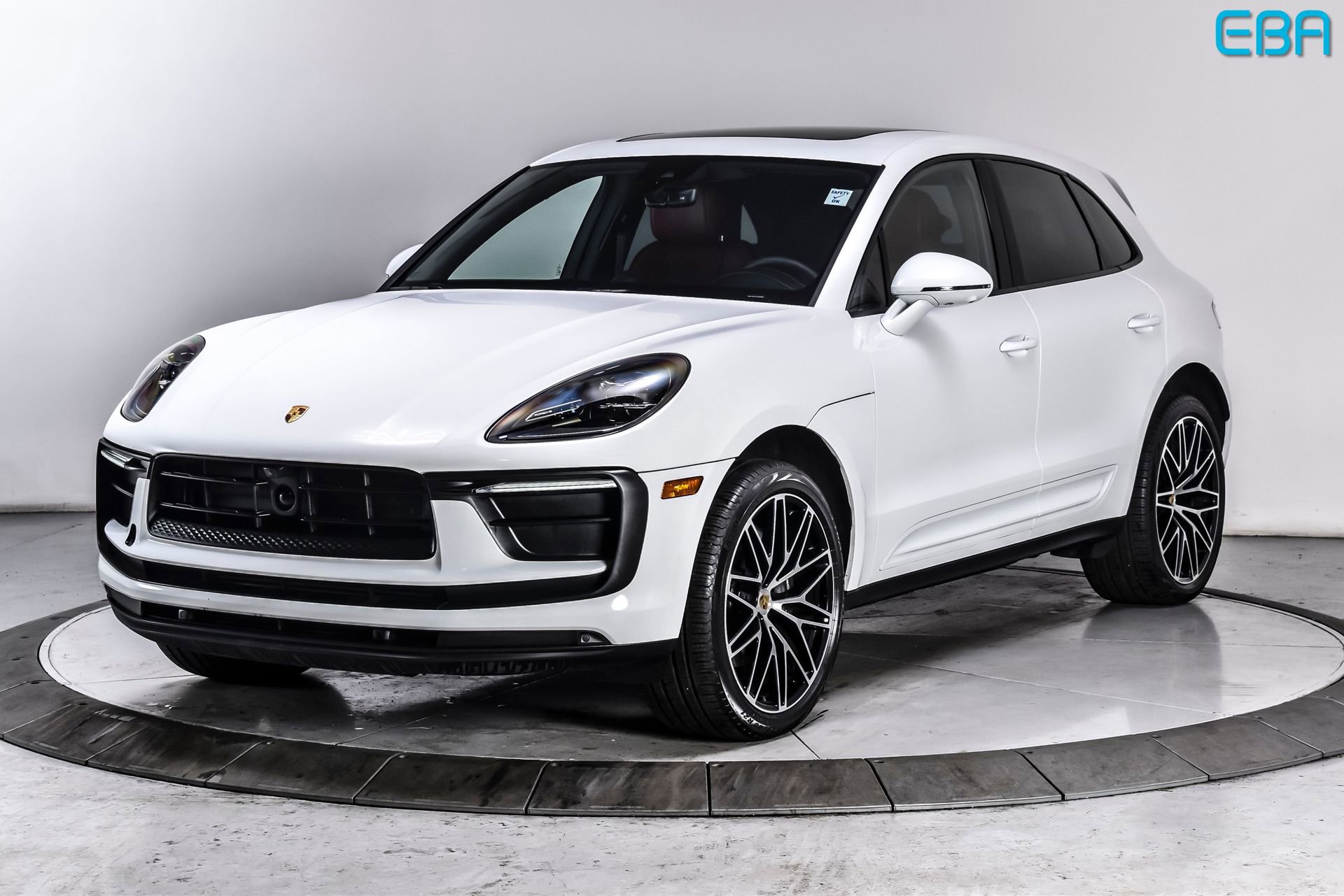 Used 2025 Porsche Macan image 2