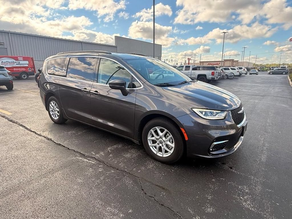 Used 2022 Chrysler Pacifica Touring-L FWD image 4