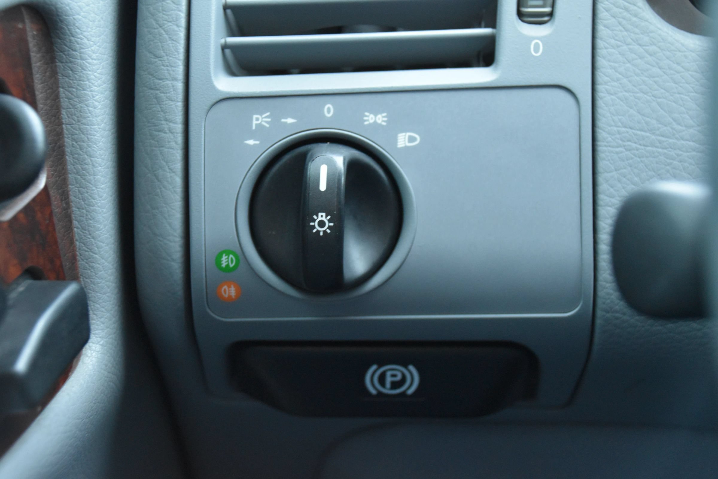 Used 2000 Mercedes-Benz E 320 Sedan image 33