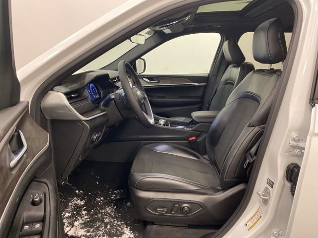 Used 2026 Jeep Grand Cherokee Laredo AWD/4WD image 8