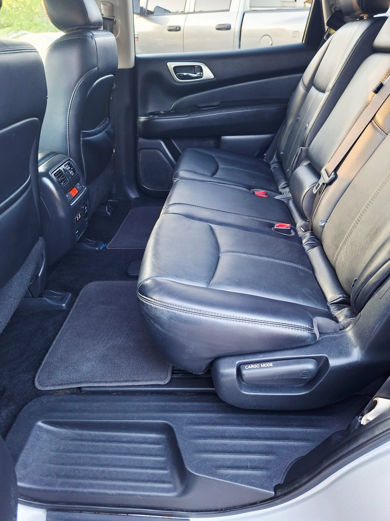 Used 2019 Nissan Pathfinder SL FWD image 10