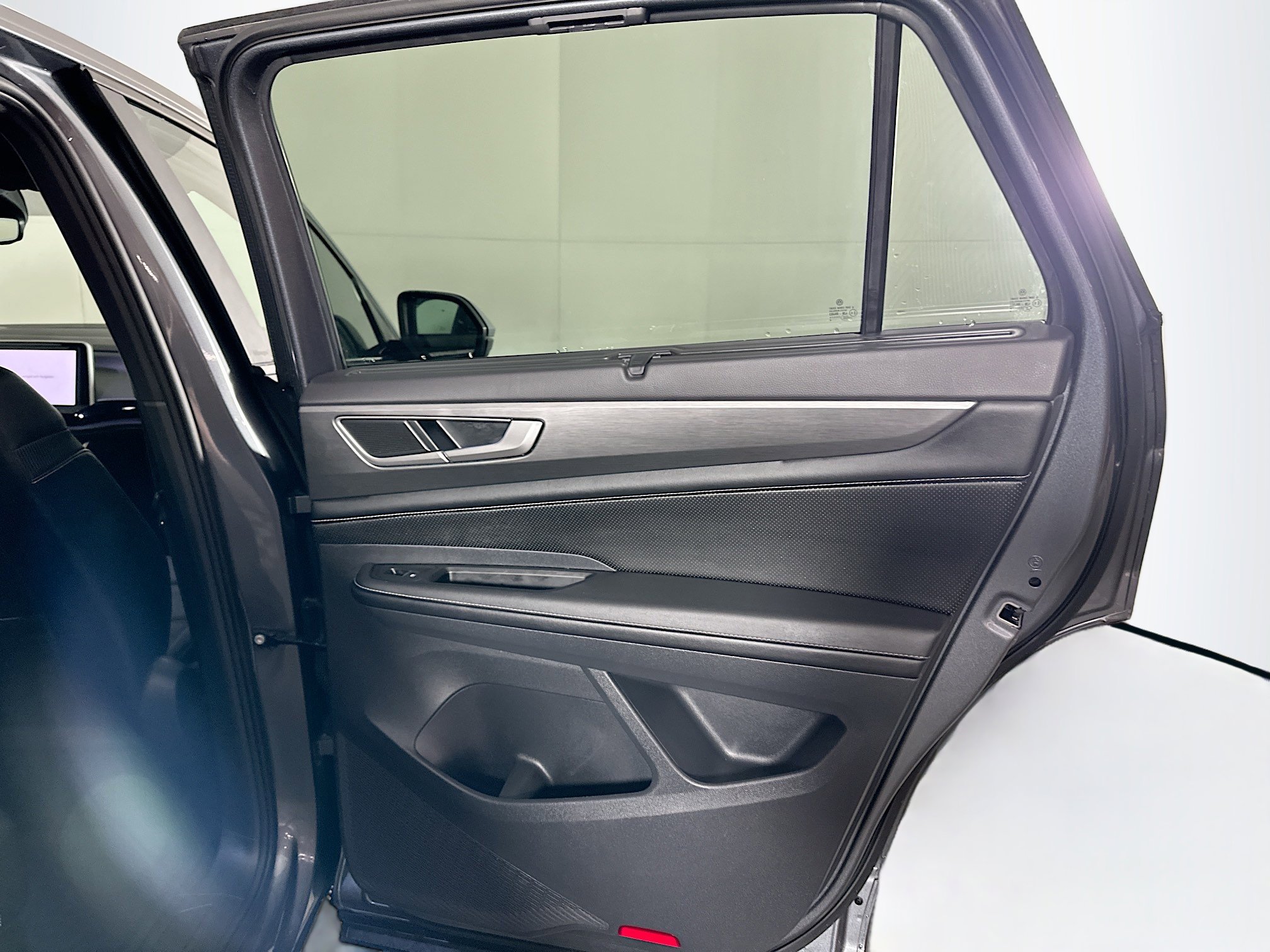 Used 2024 Volkswagen Atlas Cross Sport SE image 28