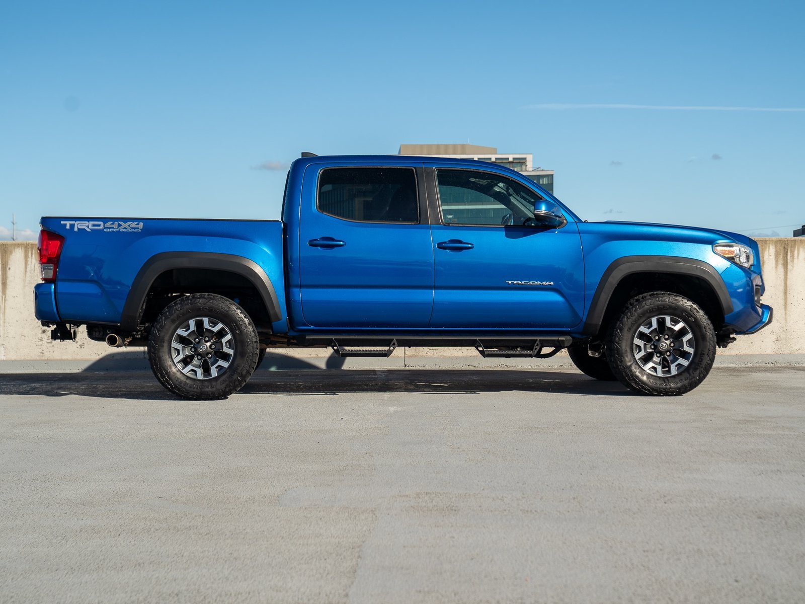 Used 2017 Toyota Tacoma TRD Off-Road w/ Premium & Technology Package AWD/4WD image 7