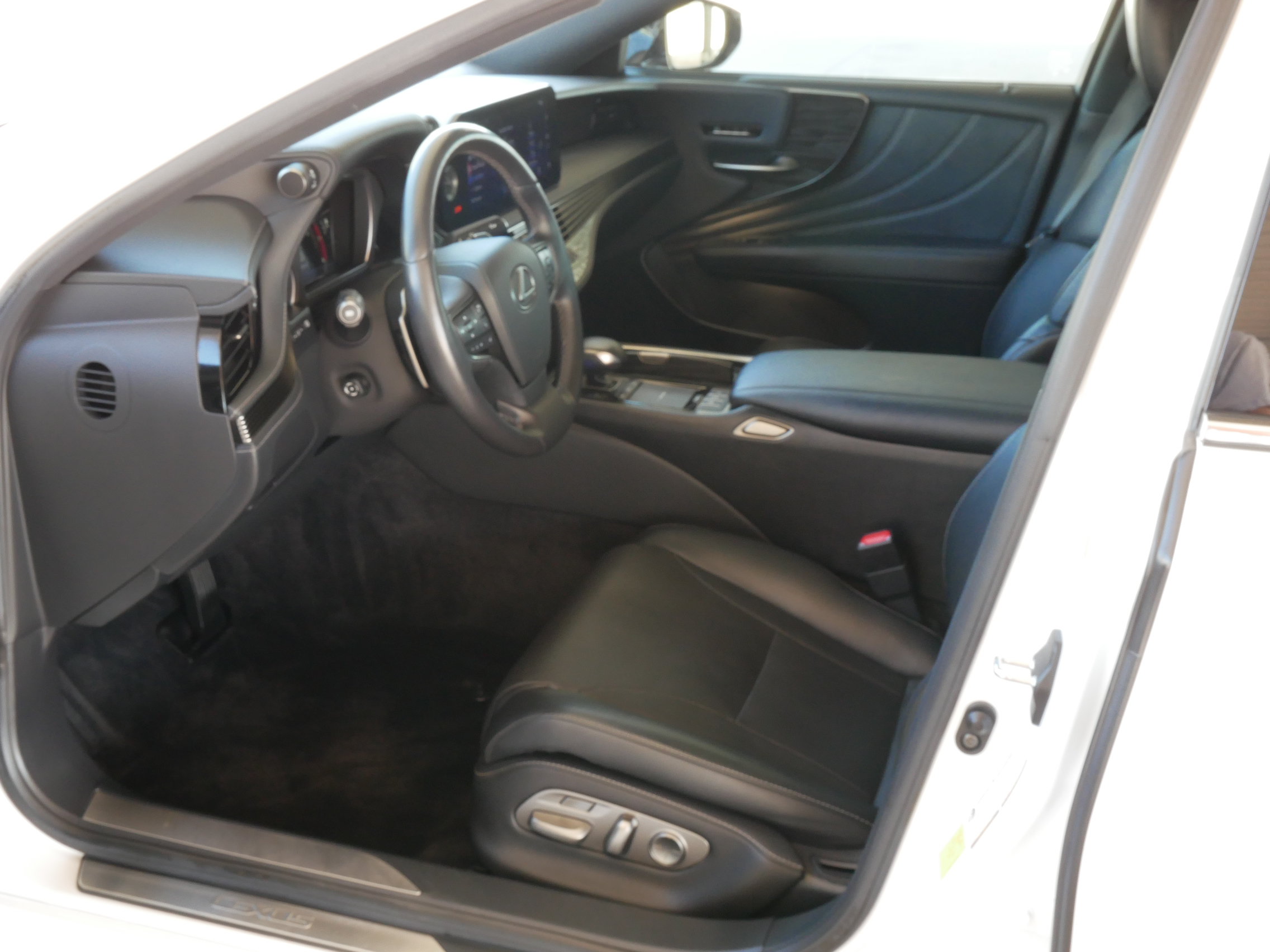 Used 2022 Lexus LS 500 w/ Accessory Package (Z1) RWD image 4