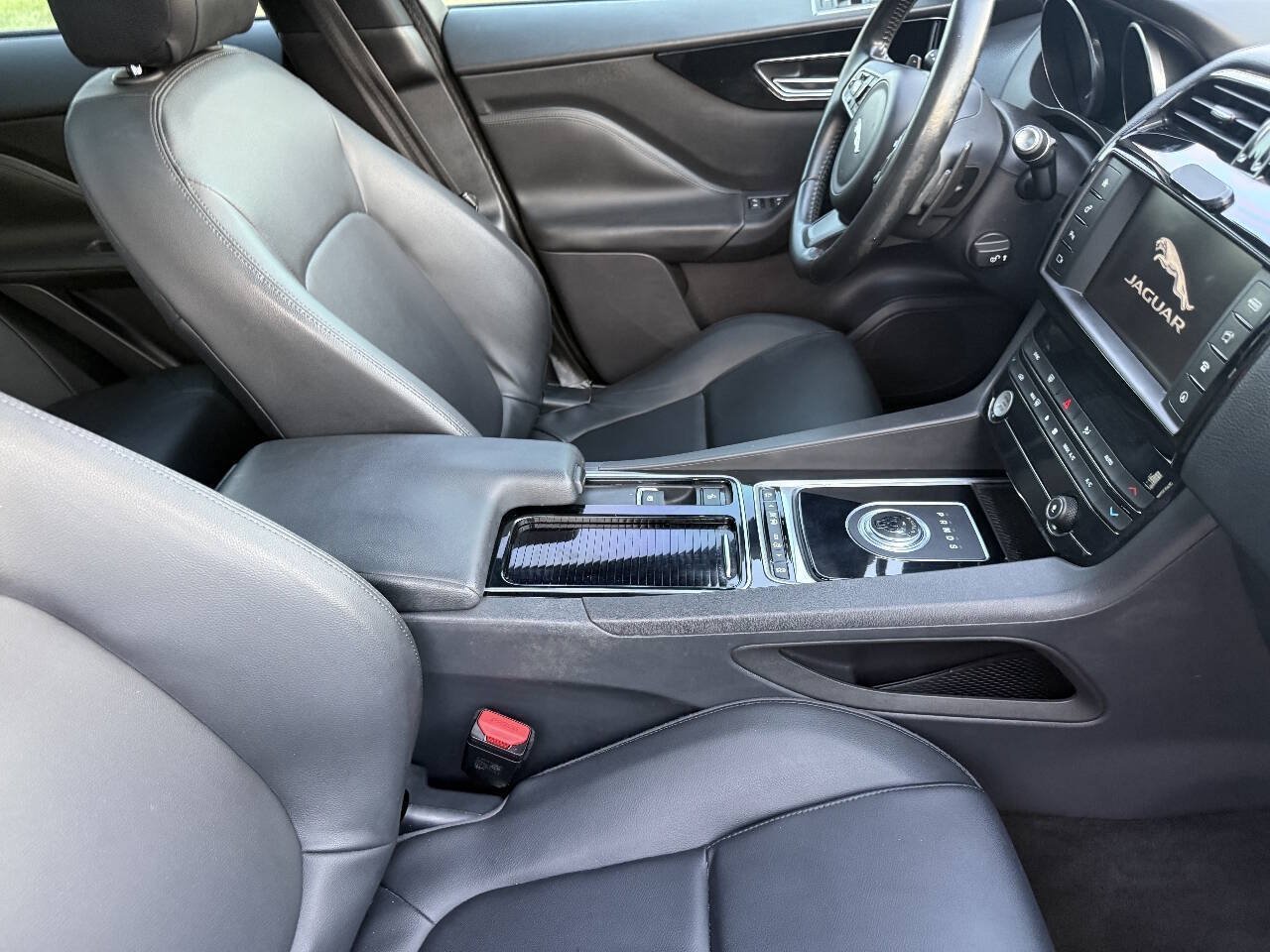 Used 2018 Jaguar F-PACE Premium AWD/4WD image 32