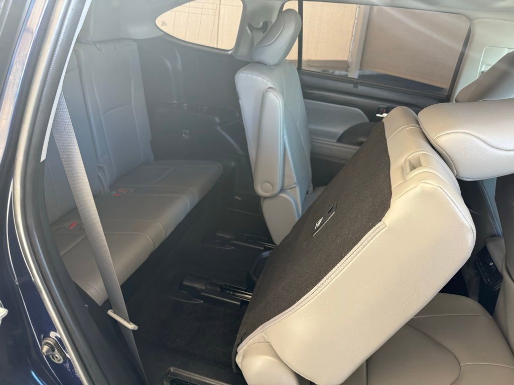 Used 2025 Toyota Highlander XLE image 19